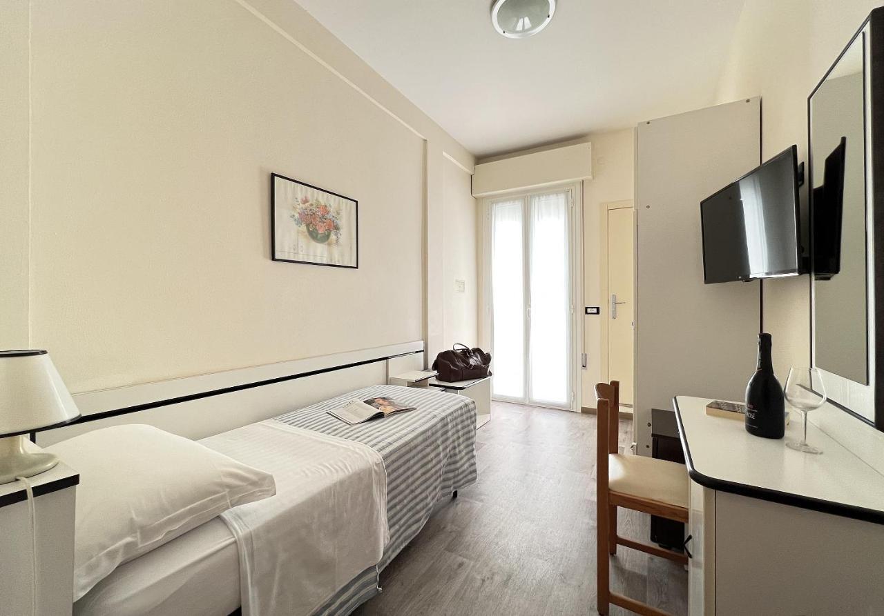 Hotel Baltic Чезенатико Экстерьер фото